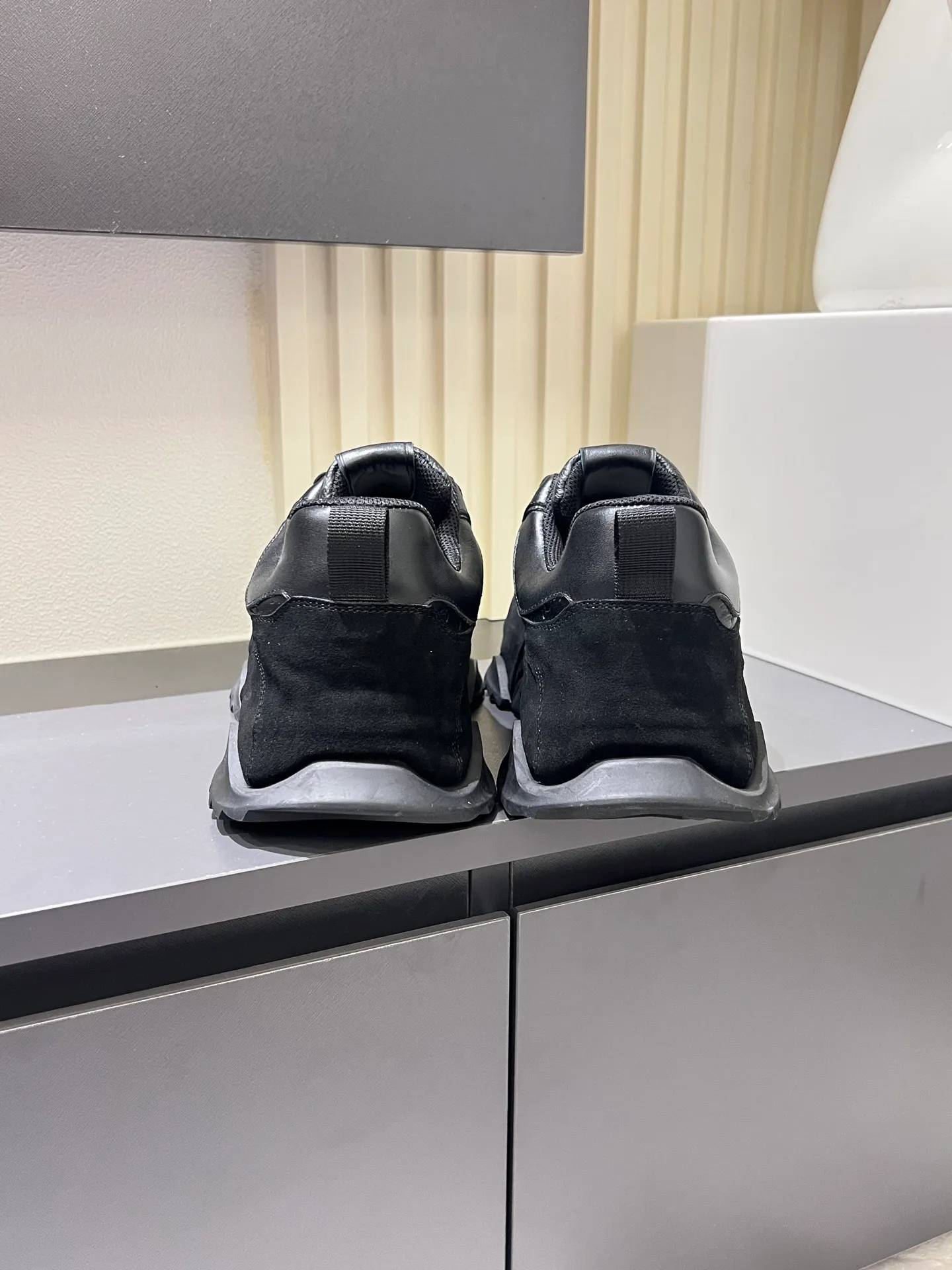 p600 "LOUI* VUITTO*" popular men's casual shoes, genuine development in Italy 💯Purchasing level quality ✔️The upper is made of first-layer cowhide, comfortable and soft sheepskin feet ⚡️ Fashionable and versatile, the toe last shape is firm and full, the soles are made from original LV molds and can be freely entered and exited the counter. Light and comfortable on the feet~Purely handmade, details determine quality! Size:39-44!